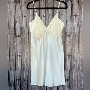 Expressions Elegant Cream Satin Nightgown Size‎ M